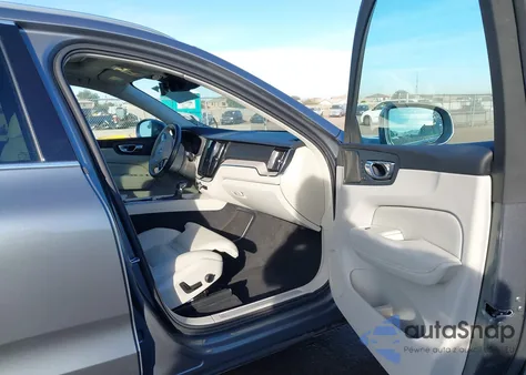 2021 Volvo Xc60 T5 Inscription z USA, uszkodzony, nr VIN YV4102DL3M1710155